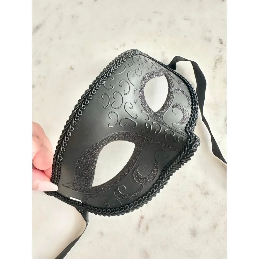 Men’s Halloween masquerade black mask with black sparkles